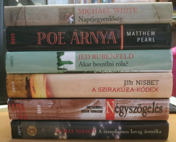 Matthew Pearl, Jed Rubenfeld, Jim Nisbet, Ian Caldwell, Dustin Thomason, Nria Masot Michael White - A Szirakza-kdex + A templomos lovag rnyka + Akar beszlni rla? + Napjegyenlsg + Ngyszgels + Poe rnya (6 ktet)