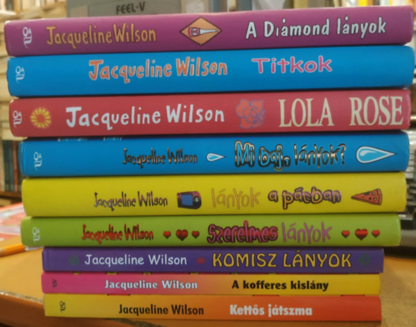 Nick Sharratt Jacqueline Wilson - 9 db Jacqueline Wilson: A Diamond l�nyok; Titkok; Lola Rose; Mi baj, l�nyok?; L�nyok a p�cban; Szerelmes l�nyok; Komisz l�nyok; A kofferes kisl�ny; Kett�s j�tszma