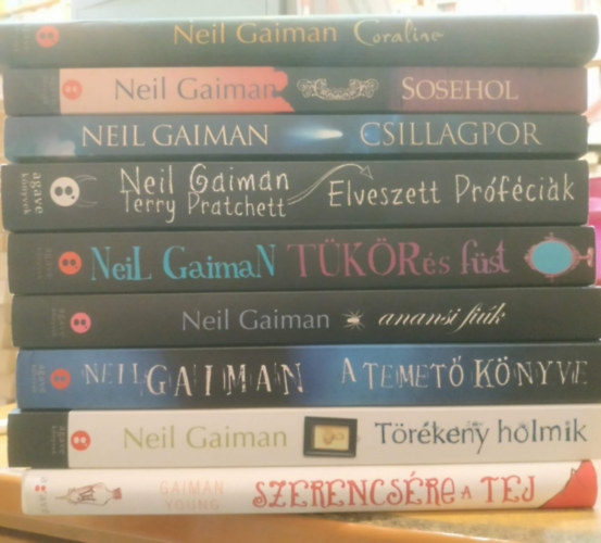 Neil Gaiman - 9 db Neil Gaiman: Coraline; Sosehol; Csillagpor; Elveszett pr�f�ci�k; T�k�r �s f�st; Anansi fi�k; A temet� k�nyve; T�r�keny holmik; Szerencs�re a tej