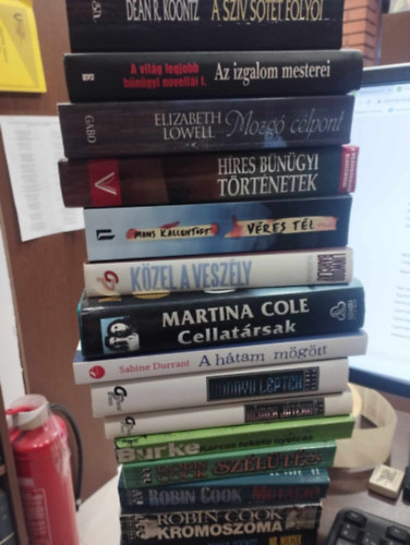 Robin Cook, Linwood Barclay, Sabine Durrant, Martina Cole, Elizabeth Lowell, John Altman Dean R. Koontz - 15 db Krimi : Szv stt folyi, Vilg legjobb bngyi novelli I:, Mozg clpont, Hres bngyi trtnetek, Vres tl, Kzel a veszly, Cellatrrsak, A htma mgtt, Knny lptek, Kmek jtka, Karcos fekete nyolcas, sz