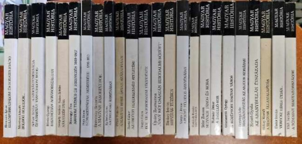 24 db Magyar Hist�ria k�tet:A R�maiak Magyarorsz�gon,Verecke h�res �tj�n,A Magyar �llamalap�t�s,Aranybull�k �vsz�zada