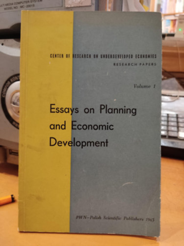 Pwn - Polish Scientific Publishers - Essays on Planning and Economic Development (Center of Research on Underdeveloped Economies Volume I)