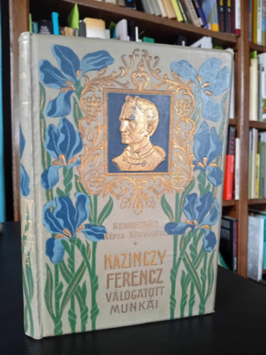 Szerz� Kazinczy Ferencz Szerkeszt� Rad� Antal Grafikus Telegdy L�szl� Bacsa Andr�s Gergely Imre Udvary G�za Juszk� B�la L�schinger Hug� - Kazinczy Ferenc v�logatott munk�i      - Aranyozott, sz�nezett kiad�i eg�sz v�szonk�t�s, Fekete-feh�r illusztr�ci�kkal, reprodukci�kkal. Saj�t k�ppel