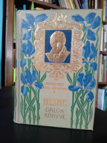 Szerző Heine Szerkesztő Radó Antal Fordító Endrődi Sándor Grafikus Thumann Pál - Dalok könyve - Aranyozott, színezett kiadói egész vászonkötés, Thumann Pál rajzaival illusztrált kiadás. A borító dombornyomott portréval díszítve. Saját képpel.