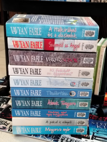 Vavyan Fable - KNYVMENT AJNLAT, 10 db. Vavyan Fable knyvek. A halkirlyn s a dzsinek+Szennybl az angyal+Varzscsk+Ki fekdt az gyamban?+Tndrtnc1+Tndrtnc2+lmok tengere+Kedves, mint egy kjgyilkos+A pokol is elnyeli+Mogorva nyr