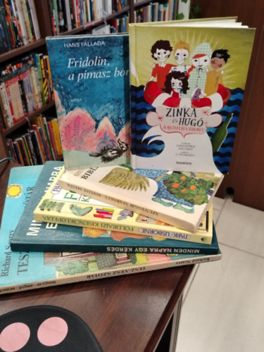 Schmidt Egon, Varley, Carol- Miles, Lisa, Szunyogh Szabolcs, Hans Fallada, D. T�th Kriszta Richard Scarry - K�NYVMENT� AJ�NLAT 6 DB. Gyerekk�nyvek. Tesz-Vesz sz�t�r /magyar-angol-n�met/, Minden napra egy k�rd�s, F�ldrajzi kisenciklop�dia, Bibliai mes�k, Fridolin, a pimasz borz, Zinka �s Hug� - A rejt�lyes �zenet