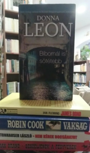 Max Brand, Tonhauser László, Robin Cook, Ian Fleming, Donna Leon - 5 db-os KÖNYVMENTŐ AJÁNLAT, krimi-kaland: Beszéljenek a fegyverek+ Nem kérek bocsánatot+ Vakság+ James Bond-A gyémánt örök+ Bíbornál is sötétebb