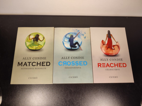 Ally Condie - Matched-trilógia 1-3. (Matched - Egymáshoz rendelve, Crossed - Összefonódva, Reached - Célhoz érve)