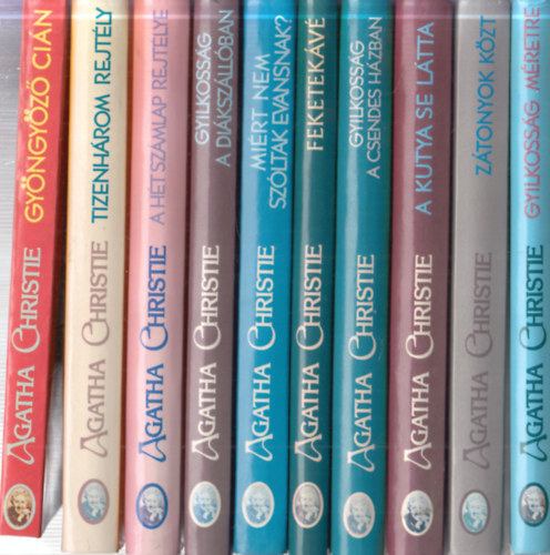 Agatha Christie - 10 db. Agatha Christie krimi: Gyngyz cin + Tizenhrom rejtly + A ht szmlap rejtlye + Gyilkossg a dikszllban + Mirt nem szltak Evansnak? + Feketekv + Gyilkossg a csendes hzban + A kutya se ltta + Ztonyok kzt