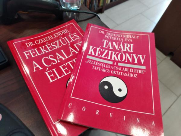 dr Berend Mih�ly - Felk�sz�l�s a csal�di �letre+Tan�ri k�zik�nyv a "Felk�sz�l�s a csal�di �letre"tant�rgy oktat�s�hoz