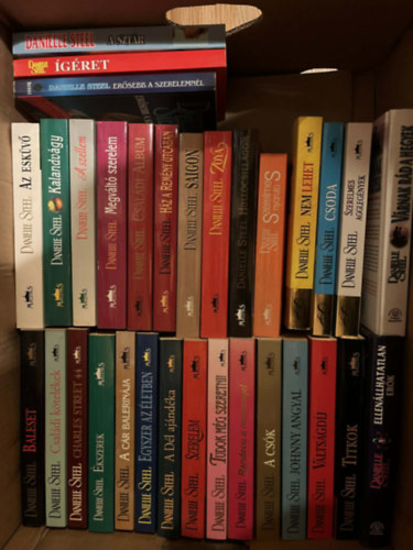 Danielle Steel - 32 db Danielle Steel Kötet