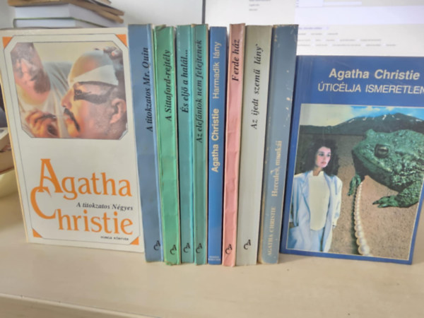 Agatha Christie - 10 db Agatha, KÖNYVMENTŐ AJÁNLAT: A titokzatos Négyes+ A titokzatos Mr. Quin+ A Sittaford-rejtély+ És eljő a halál+ Az elefántok nem felejtenek+ A harmadik lány+ Ferde ház+ Az ijedt szemű lány+ Úticélja ismeretlen+ Herkules munkái