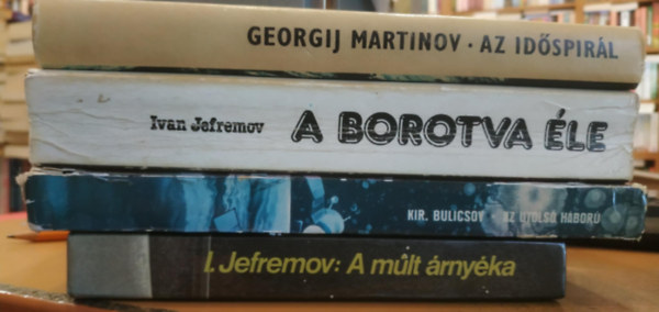 Kir Bulicsov, Georgij Martinov I. Jefremov - 4 db orosz sci-fi: A m�lt �rny�ka; Az utols� h�bor�; A borotva �le; Az id�spir�l