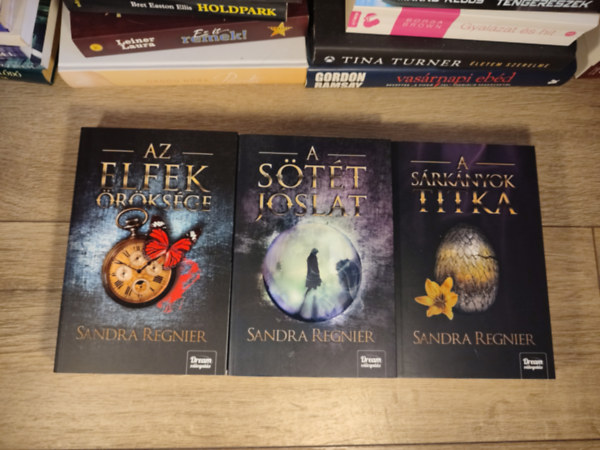 Sandra Regnier - S�rk�nyok gyermeke sorozat 1-3. (Az elfek �r�ks�ge, A s�t�t j�slat, A s�rk�nyok titka)