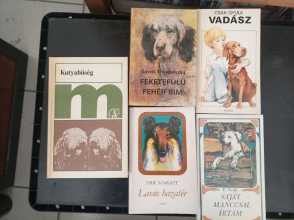 5db kutyás regény: Kutyahűség; Trojepolszkij: Feketefülű fehér Bim; Csák Gyula: Vadász; Eric Knight: Lassie hazatér; Nepil: Saját manccsal írtam