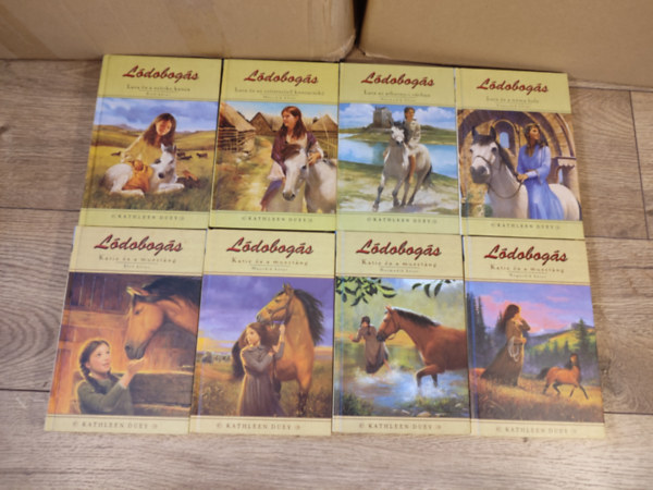 Kathleen Duey - L�dobog�s k�nyvcsomag (Katie �s a muszt�ng sorozat 1-4. + Lara sorozat 1-4.)