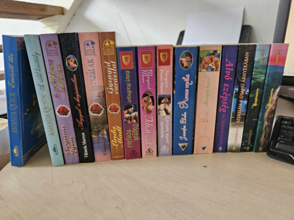 Virginia Lynn, Victoria Morrow, Stella Cameron, Linda Madl, Kinley MacGregor, Margaret Moore, Margaret Evans Porter, Jennifer Blake, Jacqueline Navin, Lyn Stone, Ruth Langan Amanda Quick - 15db romantikus KNYVMENT AJNLAT: Emszt tz, A zld kristly, A szlhmos karjaiban, Angyal a karjaimban, Ezstszlak, Gyengd varzslat, Vgyak vonzsa, Tiltott csk, Krtyn nyert szerelem,mor nyila, Simogat hajnal, Alv