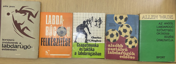 Zalka Andr�s , Charles F.C. Hughes, Allen Wade P�lfai J�nos (Szerk.) - 5 db k�nyv a labdar�g� edz�sr�l - Korszer� m�dszerek a labdar�g�-edz�sben, Labdar�g�k felk�sz�t�se, Csapatmunka �s taktika a labdar�g�sban, Als�bb oszt�ly� labdar�g�k edz�se, Az angol labdar�g� sz�vets�g oktat�si-edz�si