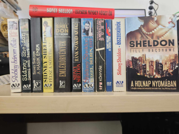 Sidney Sheldon - 12db Sheldon knyv, KNYVMENT AJNLAT: Egyszer minden vget r, A holnap nyomban, sszeeskvk, Az jszaka titkai, Angyalok dhe, Reggel-dlben-este, Rnk szakad az g, Emlkrvnyek, Flsz a sttben?, A msik nem, Semmi se