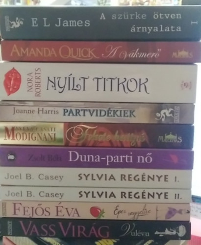Amanda Quick, Nora Roberts, Joanne Harris, Sveva Casati Modignani, Zsolt Béla, Joel B. Casey, Fejős Éva, Vass Virág E L James - 9 db-os KÖNYVMENTŐ AJÁNLAT tíz kötetben, romantikus: A szürke ötven árnyalata+ A vakmerő+ Nyílt titkok+ Partvidékiek+ Fekete hattyú+ Duna-parti nő+ Sylvia regénye I-II.+ Eper reggelire+ Vulévu
