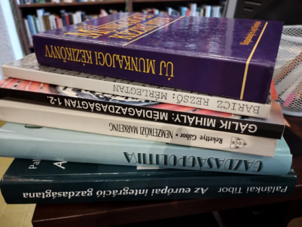 dr. Baricz Rezs, Glik Mihly, Veress Jzsef , Rekettye Gbor, Palnkai Tibor Petrik Ferenc (szerk.) - Gazdasgi knyvcsomag 6 darabos KNYVMENT AJNLAT: j munkajogi kziknyv, Mrlegtan, Mdiagazdasgtan 1-2., Gazdasgpolitika, Nemzetkzi marketing, Az eurpai integrci gazdasgtana