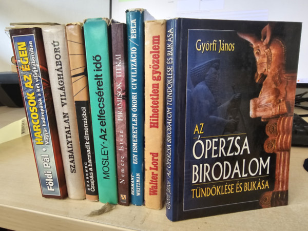 Imre G�bor-Bojcsuk J�zsef-Kiss Jen�-Ligeti Rudolf, Brabenec, Mosley, Nemere Istv�n, Bermant, C.-Weitzman, M., Walter Lord, Gy�rfi J�nos F�ldi P�l - 8db t�rt�nelmi reg�ny, K�NYVMENT� AJ�NLAT: Harcosok az �gen+ Szab�lytalan vil�gh�bor�+ Csap�s a harmadik dimenzi�b�l+ Az elfecs�relt id�+ Piramisok titkai+ Ebla- Egy ismeretlen �kori ...+ Hihetetlen gy�zelem+ Az �perzsa birodalom t