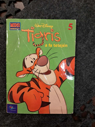 Tigris a fa tetején