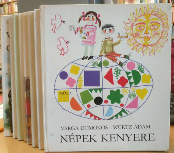 8 db Blcs Bagoly knyvek: Kalapcs koppan; Npek itala; Hrom torony, egy vros; Knyves knyv; A csepptl az cenig; Hullmok htn; Vadllatok gyerekszobja; Npek kenyere