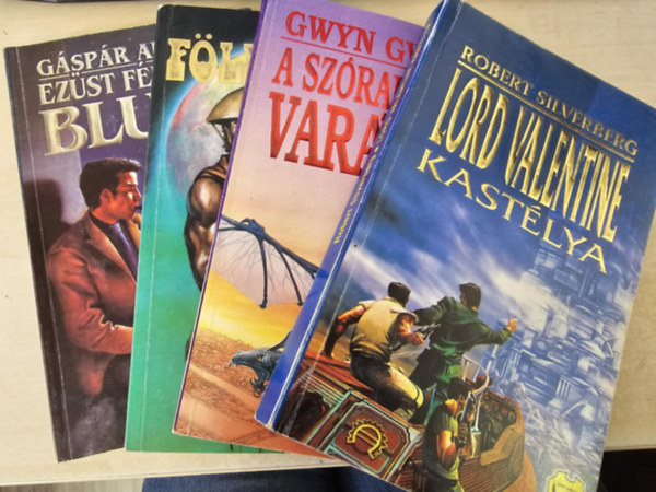 Brian W. Aldiss, Gwyn Gwylin, Robert Silvenberg G�sp�r Andr�s - 4db Griff k�nyv, sci-fi, K�NYVMENT� AJ�NLAT: Ez�st f�lhold blues+ F�ldburok+ A sz�rakozott var�zsl�+ Lord Valentine kast�lya