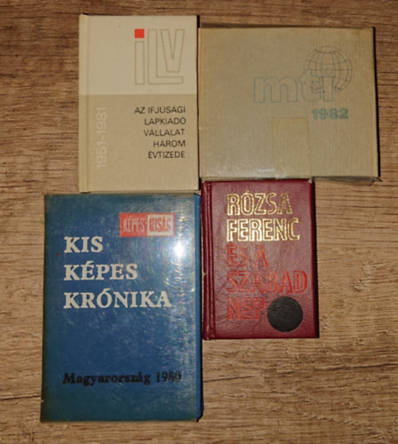 4 db a szocialista sajtóról szóló kiadvány: Rózsa Ferenc és a Szabad nép, A Ifjúsági lapkiadó három évtizede 1951-1981, Kis Képes Krónika 1980, MTI 1982