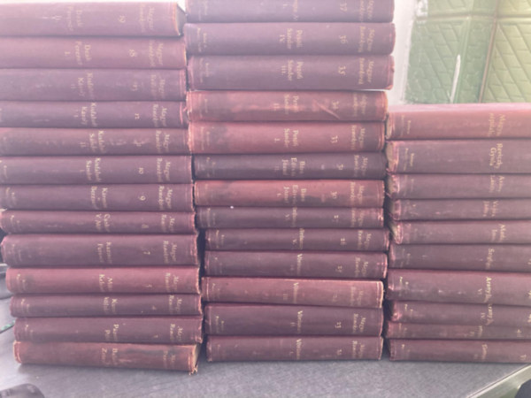 37 db a Magyar Remekírók sorozatból (1.,2.,4.,5.,7.-13.,18.,19.,22.-27.,30.,31.,33.-40.,44.,46.,47.,49.,50.,52.-54.