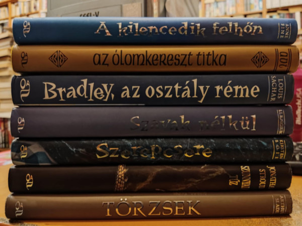 Anne Fine, Jonathan Stroud, E. L. Konigsburg, Arthur Slade, Avi Krispin, Kirsten Boie Louis Sachar - 7 db ifjúsági: A kilencedik felhőn; Az ólomkereszt titka; Bradley, az osztály réme; Szavak nélkül; Szerepcsere (Mai koldus és királyfi); Szunnyadó tűz; Törzsek;
