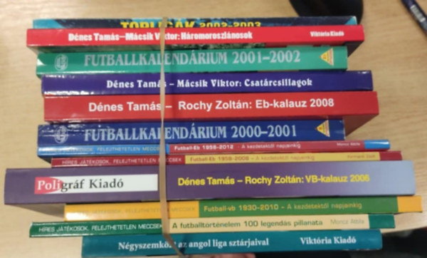 Focis könyvcsomag (12 kötet): Háromoroszlánosok + Futballkalendárium 2001-2002 + Csatárcsillagok + Eb-kalauz 2008 + Futballkalendárium 2000-2001 + Az idegenlégió + Futball-Eb 1958-2012 + 1958-2008 + VB 1930-2010 + VB-kalauz 2006