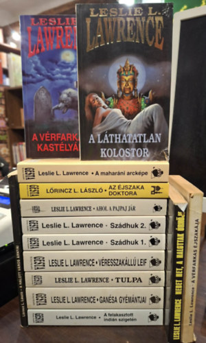 Leslie L. Lawrence - 13 db-os Leslie L. Lawrence k�nyvcsomag 14 k�tetben, K�NYVMENT� AJ�NLAT: A v�rfarkasok kast�ly�ban, A l�thatatlan kolostor, A mahar�ni arck�pe, Az �jszaka doktora, Ahol a pajpaj j�r, Sz�dhuk 1-2., V�resszak�ll� Leif, Tulpa, Gan�sa g