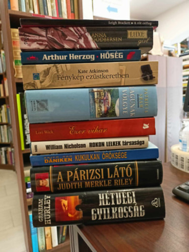 Anna Godbersen, Arthur Herzog, Kate Atkinson, Vlatka Valenti, Kate Atkinson, Patricia Shaw, Lori Wick, William Nicholson, Erich Von Daniken, Judith Merkle Riley, Graham Hurley Brackett Leigh - Knyvcsomag, 10 db. Szrakoztat irodalom, krimi, romantika, kaland