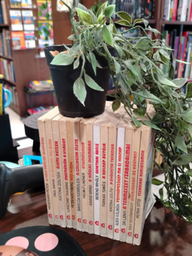 Dr. Paul Raths, Katona Zolt�n, Luk�cs Ern�n�-Tarj�n Rezs�n�, Peter Kirchberg, Barcza Szabolcs, Helmut Lindner, Dr. Juh�sz �rp�d, Berend Mih�ly, Farkas Tam�s, Auer K�lm H�derv�ri P�ter - K�NYVMENT� AJ�NLAT, 15 DB. Gondolat Zsebk�nyvek - A F�ld k�l�n�s jelens�gei, Az �llatok t�li �lma, Elemi r�szek, Megm�rj�k a vil�got, R�gi aut�k, A csillagok �lete , Atomenergia , A k�olaj nyom�ban , Genetikai �b�c� , A holnap