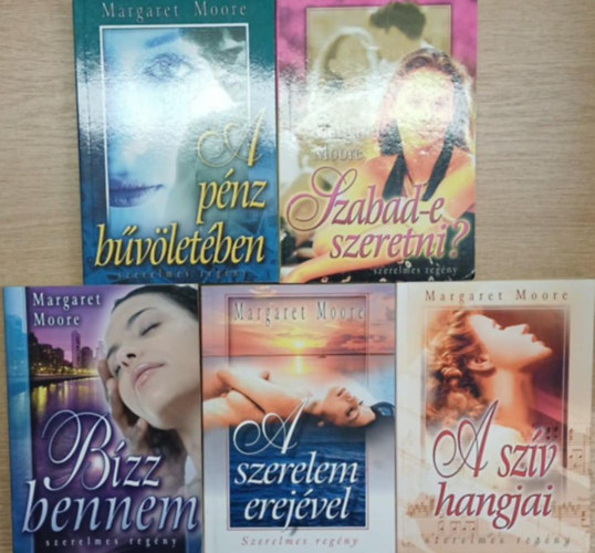 Margaret Moore - 5 db Margaret Moore romantikus reg�ny: A p�nz b�v�let�ben - Szabad-e szeretni? - B�zz bennem - A szerelem erej�vel - A sz�v hangjai