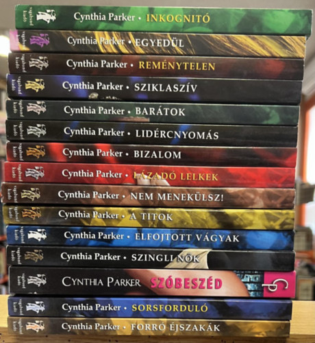 Cynthia Parker - 15 db Cynthia Parker kötet: Inkognitó, Egyedül, Reménytelen, Sziklaszív, Barátok, Lidércnyomás, Bizalom, Lázadó lelkek, Nem menekülsz!, A titok, Elfojtott vágyak, Szinglinők, Szóbeszéd, Sorsforduló, Forró észjakák