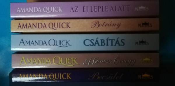 Amanda Quick - 5 db Amanda Quick regny: Becslet + A Gonosz zvegy + Csbts + Botrny + Az j leple alatt