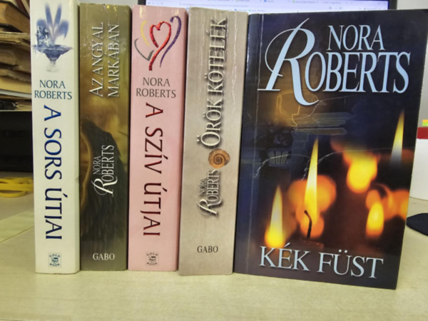 Nora Roberts - 5db Nora Roberts kötet, KÖNYVMENTŐ AJÁNLAT: A sors útjai+ Az angyal markában+ A szív útjai+ Örök kötelék+ Kék füst