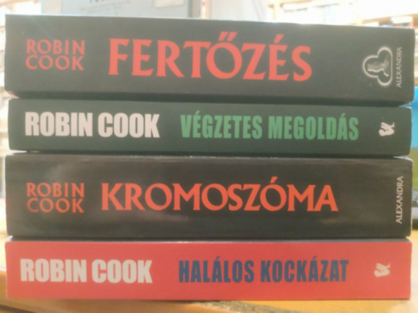 Robin Cook - 4 db Robin Cook: Fert�z�s + V�gzetes megold�s + Kromosz�ma + Hal�los kock�zat
