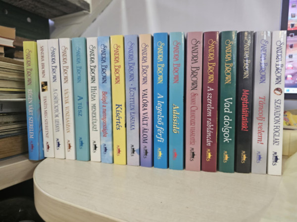 Sandra Brown - 18db Sandra Brown, KÖNYVMENTŐ AJÁNLAT: Szavadon foglak, Táncolj velem, Megtaláltalak, Vad dolgok, A szerelem rabláncán, Sunny Chandler visszatér, Adásidő, A legelső férfi, Valóra vált álmok, Egyetlenegy éjszaka, Kísértés, Belépő