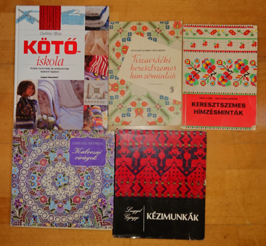 Kocsisn Szirmai Fris Mria, Paul Ilona s Zsille Zsigmondn, Lengyel Gyrgyi, Debbie Bliss - 5 kzimunkval kapcsolatos kiadvny: Tiszhavidki keresztszemes hmmzsmintk, Keresztszemes hmmzsmintk, Kzimunkk, Kalocsai virgok, Ktiskola