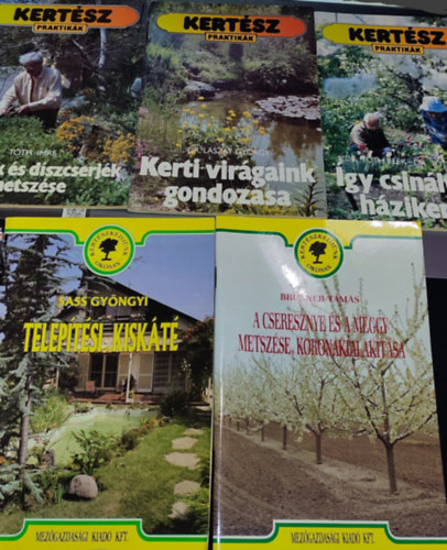 5db kertszettel kapcsolatos fzet - Kertsz praktikk sorozat-Kerti virgaink gondozsa; Dszfk s dszcserjk metszse; gy csinltunk hzikertet; Kertszkedjnk okosan sorozat - A cseresznye s a meggy metszse, koronakialakt
