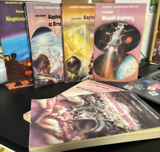 Isaac Asimov - Isaac Asimov: Alapítvány könyvcsomag (5mű 6 kötetben) Az Alapítvány trilógia (1. Alapítvány - 2. Alapítvány és Birodalom - 3. Második Alapítvány) + Az Alapítvány pereme 1-2. + Alapítvány és Föld