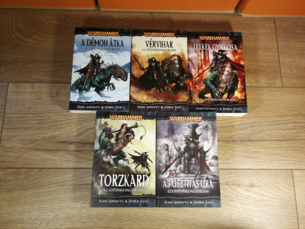 Mike Lee Dan Abnett - Warhammer - A  Sttpenge Malus regny 1-5. (A dmon tka, Vrvihar, Lelkek gyilkosa, Torzkard, A Pusztts Ura)