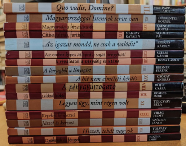 16 db "Mi�rt hiszek?" �s "Magyarnak lenni" k�tet (C�mek a term�klapon)