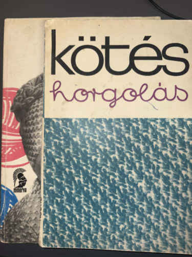 Hal�sz L�szl�n�, Katona Gyul�n� S�rk�zi Helga - 2 db k�t�ssel kapcsolatos m�: K�t�s-Horgol�s + K�t�tt �s horgolt gyermekdivat