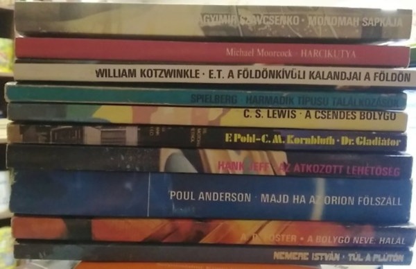 A.D. Foster, Poul Anderson, Hank Jeff, Pohl, F.-Kornbluth, C.M., C. S. Lewis, Spielberg, Kotzwinkle, Michael Moorcock, Vlagyimir Szavcsenko Nemere Istv�n - 10 db-os K�NYVMENT� AJ�NLAT, sci-fi-fantasy: T�l a Pl�t�n+ A bolyg� neve: hal�l+ Majd ha az Orion f�lsz�ll+ Az �tkozott lehet�s�g+ Dr. Gladi�tor+ A csendes bolyg�+ Harmadik t�pus� tal�lkoz�sok+ E.T. a f�ld�nk�v�li kalandjai a F