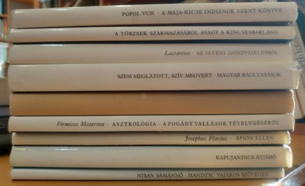 9 db Prom�theusz k�nyvek: Szem megl�tott, sz�v megvert; Az istenek term�szete; A Maja-Kicse indi�nok szent k�nyve; Asztrol�gia (A pog�ny vall�sok t�velyg�s�r�l); A t�rzsek sz�rmaz�s�r�l avagy a kincsesbarlang; Api�n ellen, avagy a